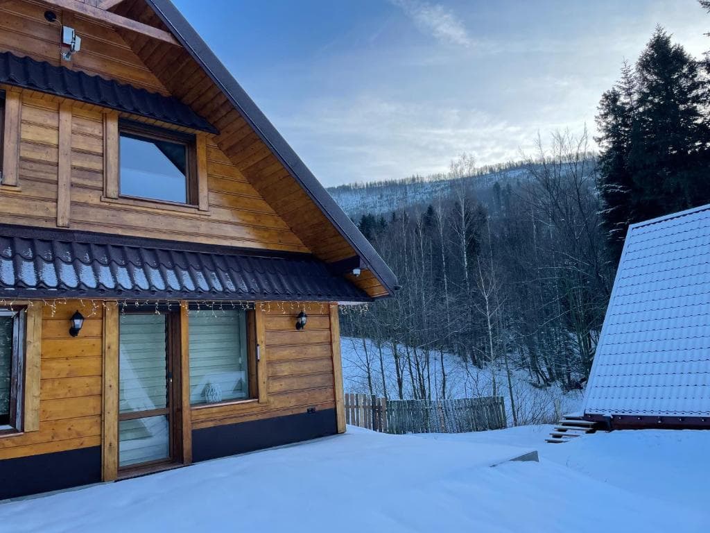 Widok domku i otoczenia w Szczyrku